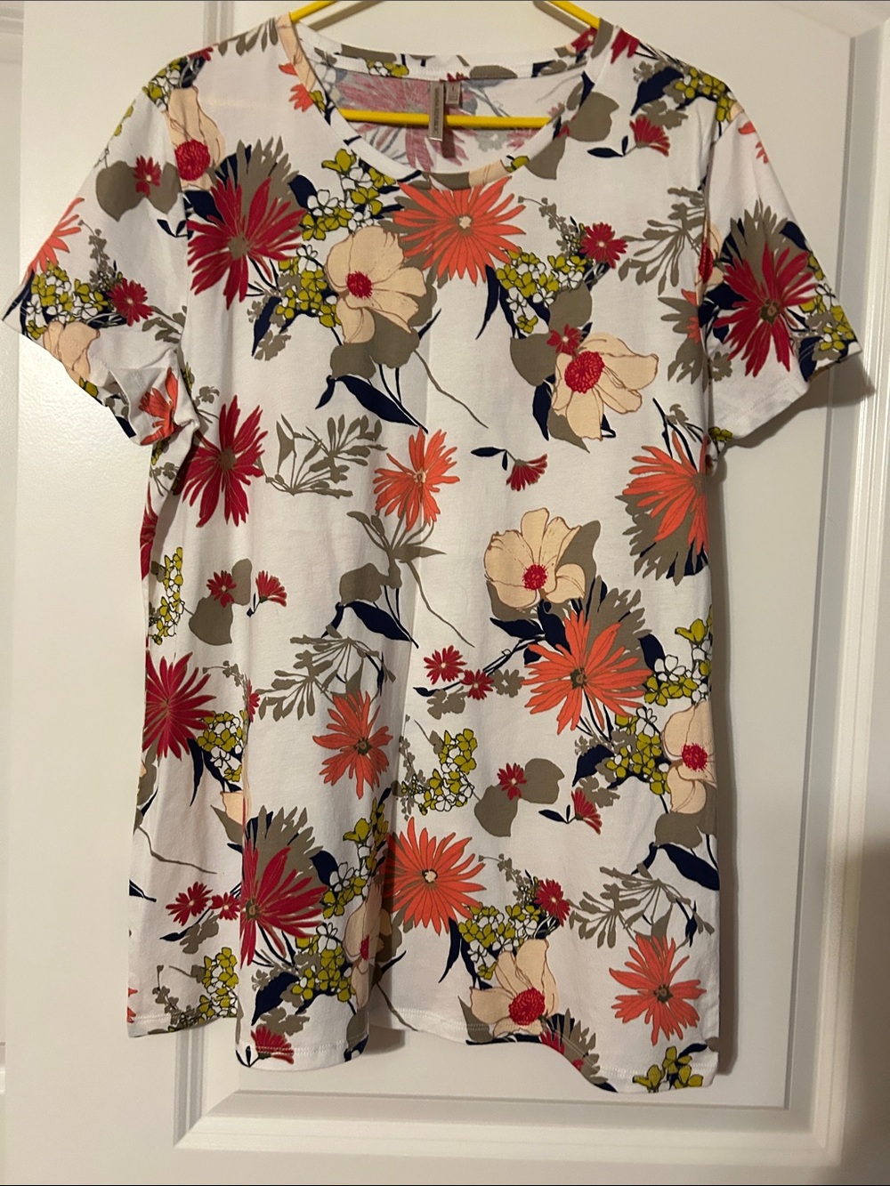 2 Banana Republic Short-Sleeve Floral Tees, Flowers in Black & White Background. - Picture 1 of 7